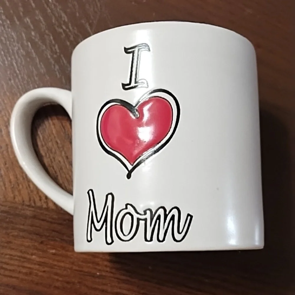 SPECTRUM DESIGNZ, COFFEE CUP I LOVE MOM.NEVER USE. IDEAL FOR VALENTINE'S DAY.